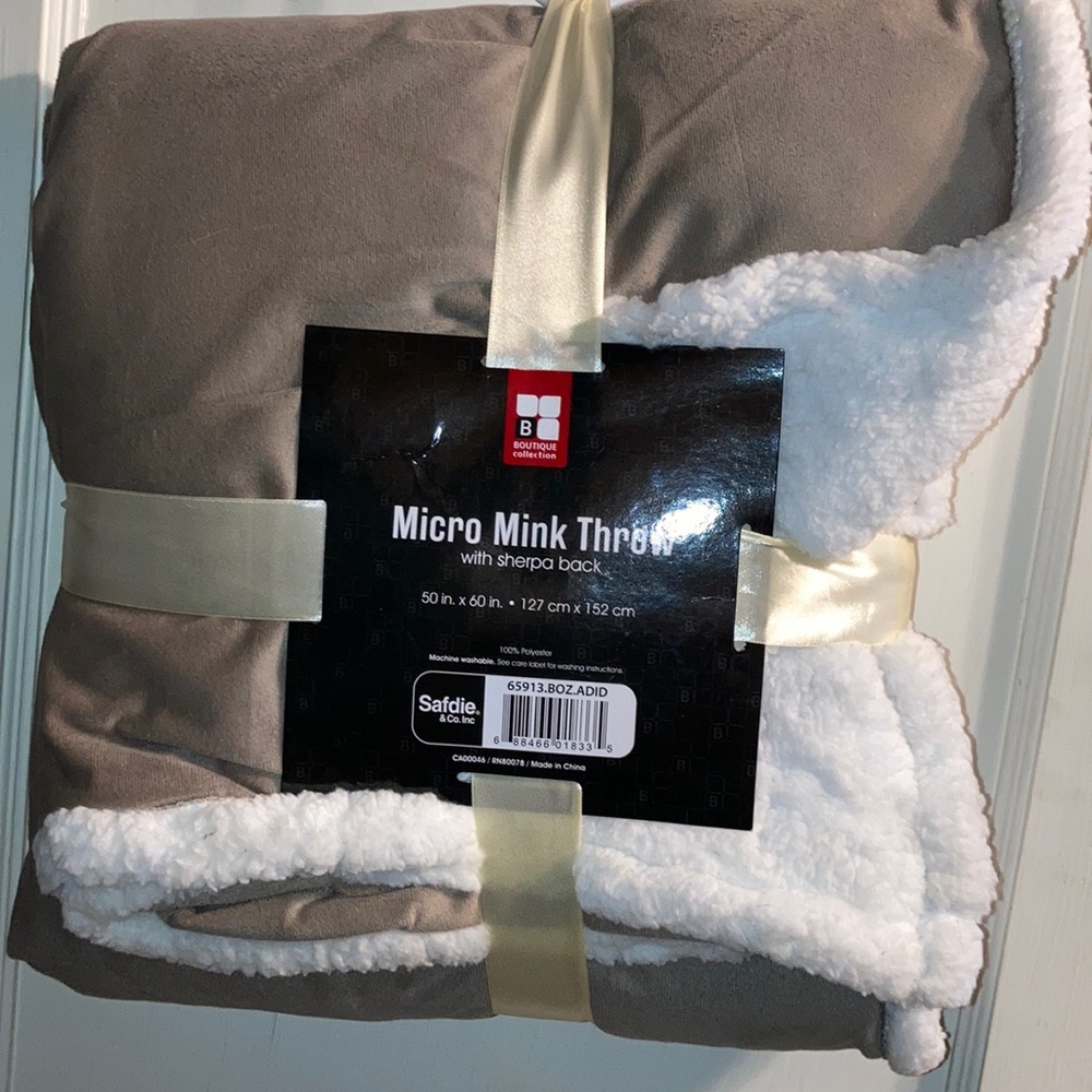 NWT Safdie & Co Micro Mink Throw Blanket